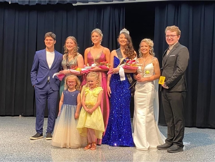 Miss Arnett and Mr. AHS contestants left to right,  Gui Carvalho, Jena Thomas, Anna Hope Sant’Anna, Skyler Range, Emma Knowles, and Seth Vallaster, and flower girls, Sterling Royal and Kylie Wear. 